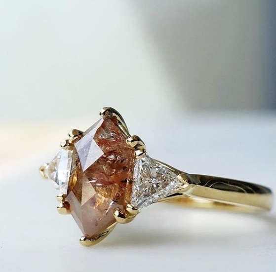Bert Jewellery- Bague sur messure avec hexagonal cognac diamant et diamants blanc, or jaune