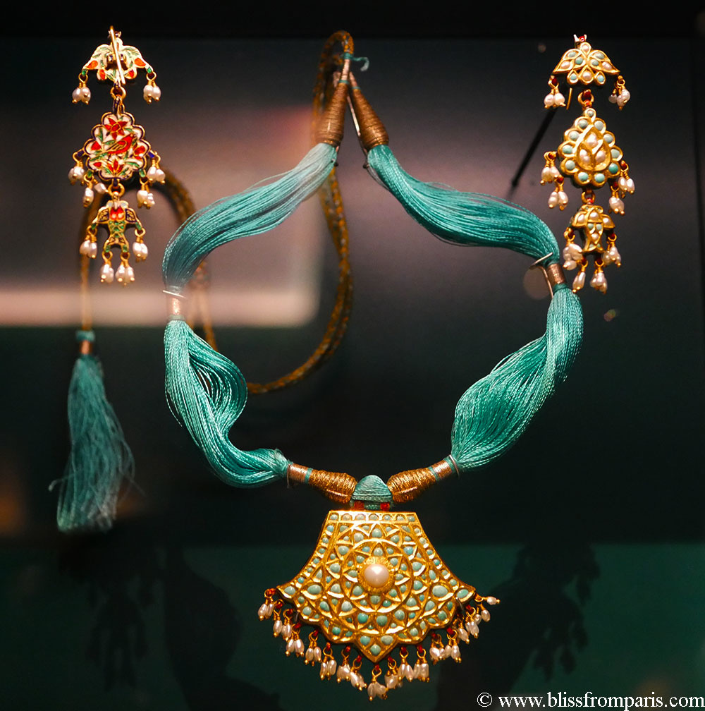 Golden necklace and earrings with turquois, pearls and enamel India Collection Boelens-Hellemans